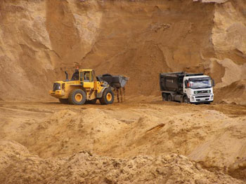 Компания Феникс-Неруд занимается доставкой карьерного и речного песка.
